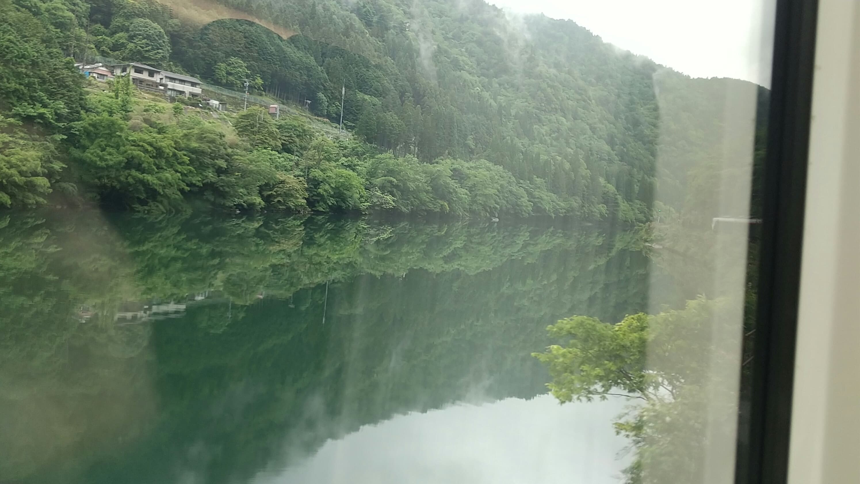 岐阜・飛騨川の水鏡